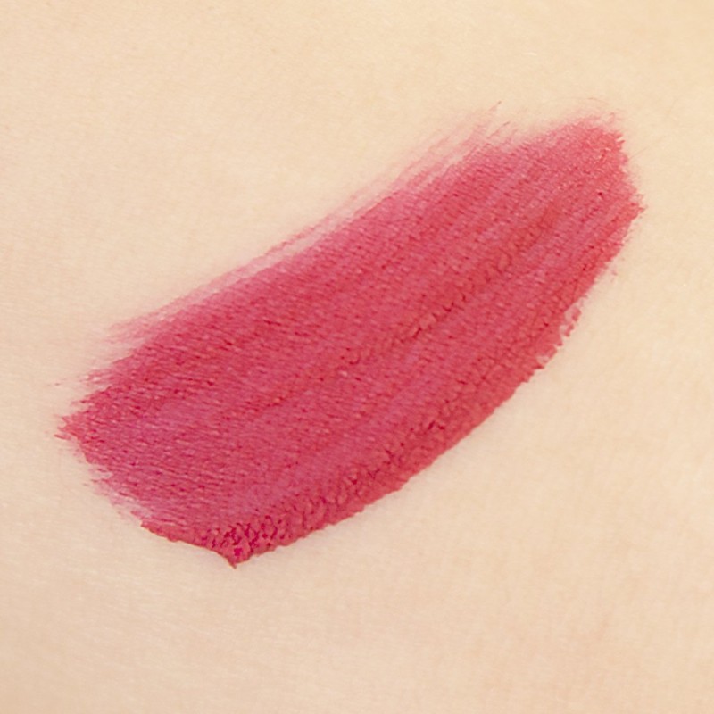 Meet Matt(E) Hughes Devoted Bright Red Ilgai išliekantys matiniai lūpų dažai, 7.4ml